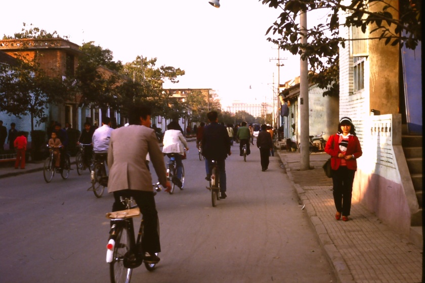 Mein erster Tag in China 1987, eine Straße in Xian, nur Fahrräder.