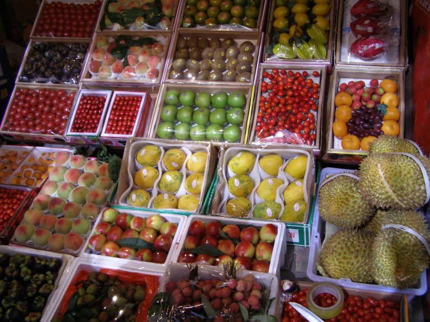 Obstmarkt in Urumqi, man sieht Kirschen, Pfirsisch, Kiwi, Durian und vieles mehr.