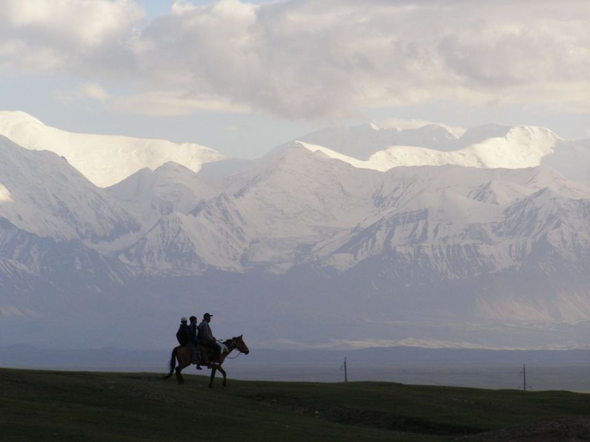 Morgens um 6, wenn die ersten Sonnenstrahlen auf die Gletscher des Pamirgebirges treffen.