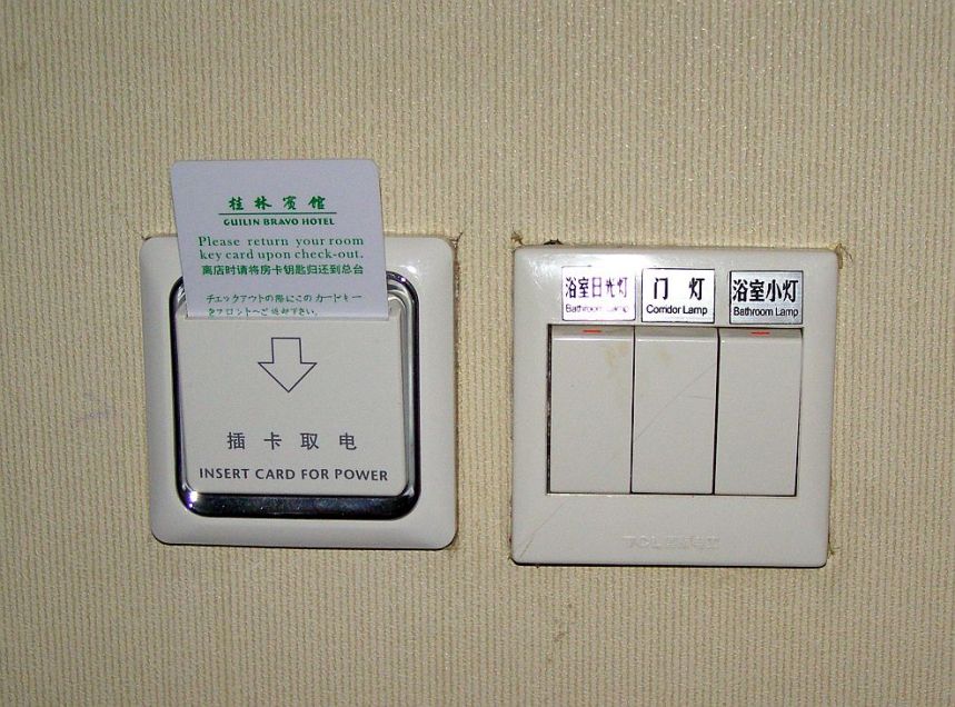Karte in den Energiesparschlitz stecken in einem Hotelzimmer in China