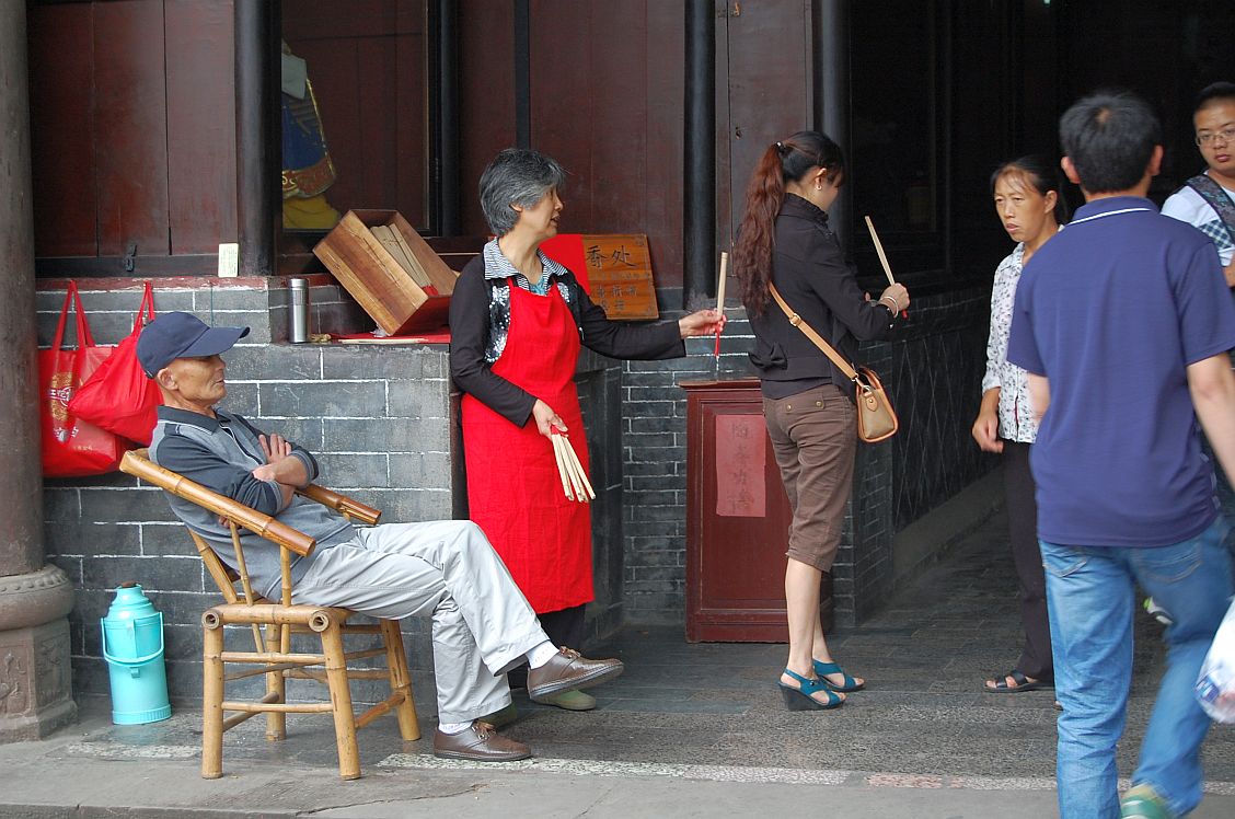 Tempel in Chengdu. Am Eingang werden Räucherstäbchen verkauft.