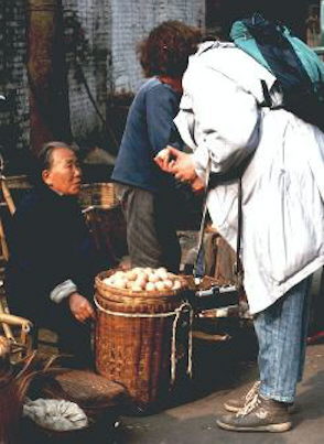 Ich verhandle um zwei Eier auf dem Markt in Chengdu